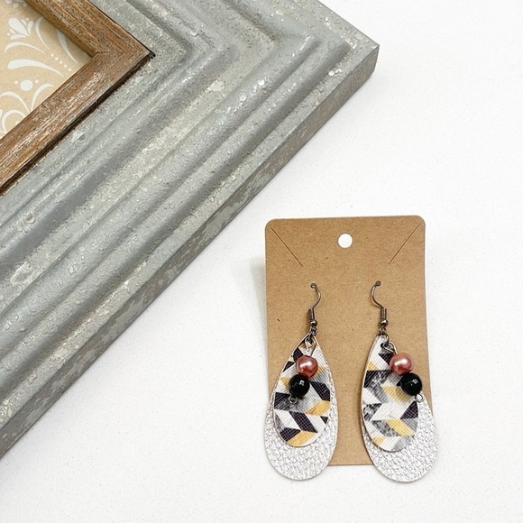 Herringbone print teardrop hand made earrings - Picture 2 of 2